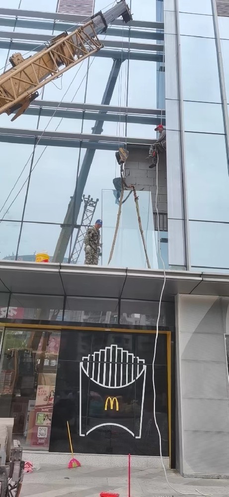 重庆南岸区长江国际外墙玻璃更换维修工程